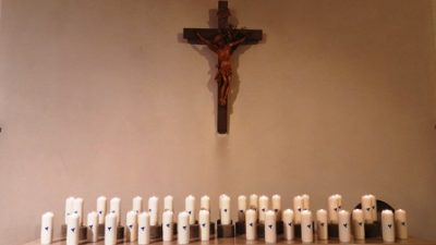 Vredesaarsen tijdens de Vredesweek in de Oud Katholieke Kerk Arnhem